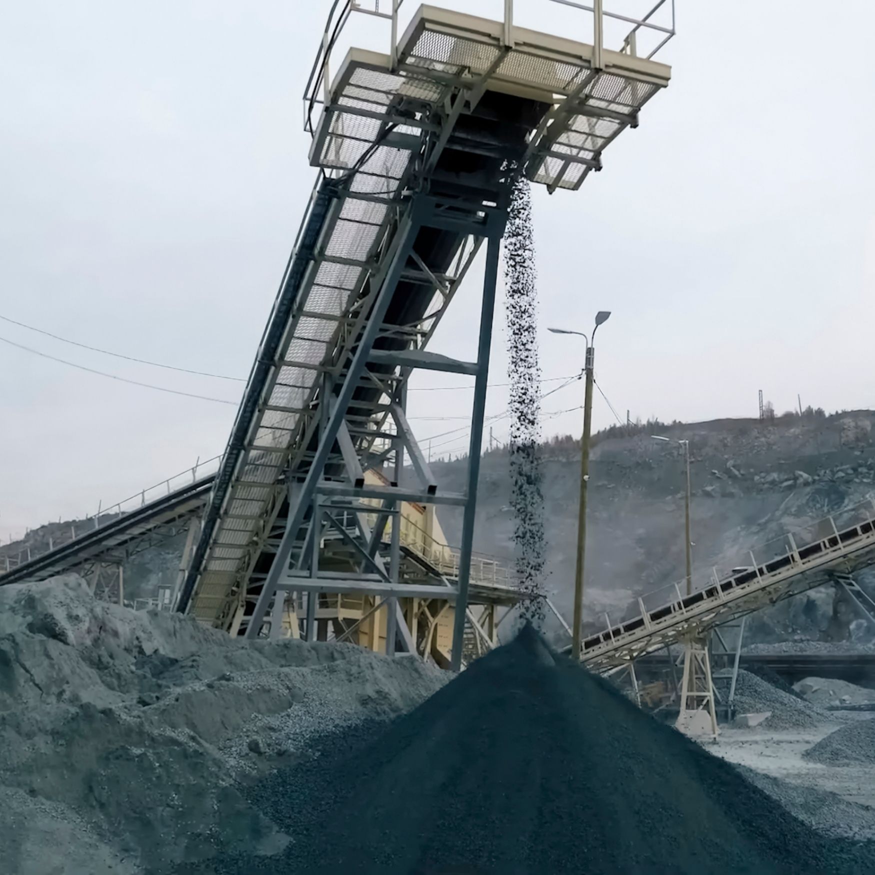 rock crushing conveyer belt piling rocks that have been crushed